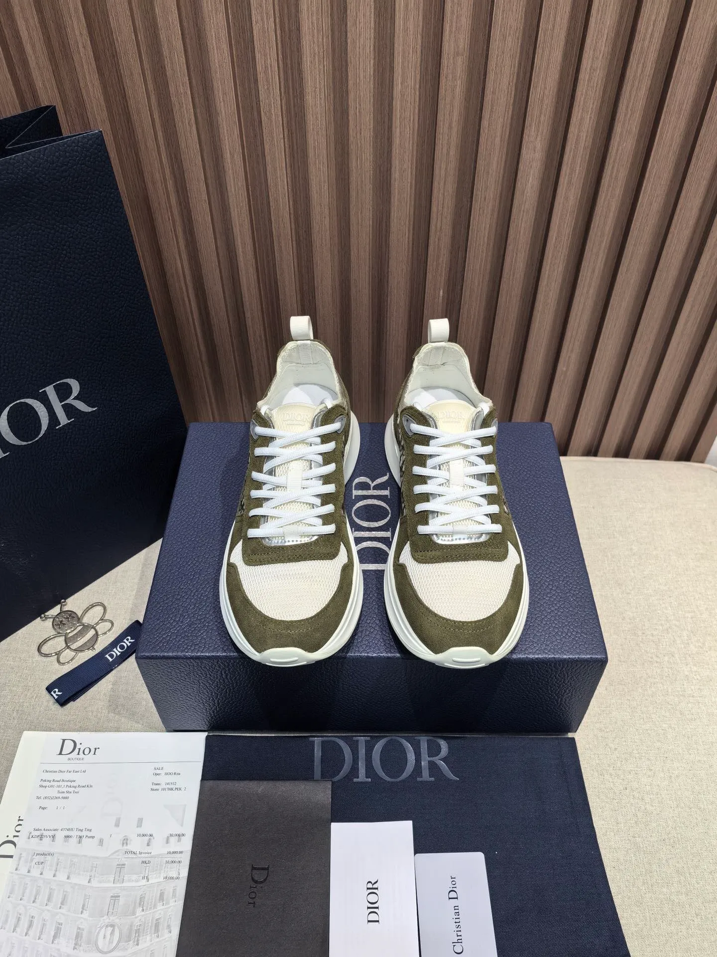 Factory price: 440💰 🔍Top purchasing agent🇮🇹 Dior's super-popular sports shoes, popular for street men, are synchronized with the new product counters. The uppers are made of Italian original imported cowhide and matched with D's customized fabrics. It is a must-have for fashionistas. The complex craftsmanship is perfectly reproduced. Imported soft cowhide foot pads, soles: original soles specially provided by the original factory, exclusive movable molded soles are super comfortable, original factory follow-up goods, 🔍🔍high quality, you can enter and exit the counter at will, welcome to compare, code number 38-45 (46 can be customized and cannot be returned or exchanged)